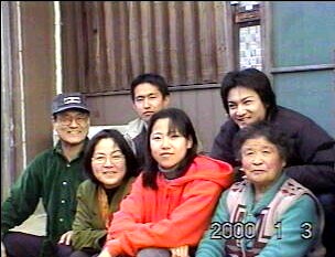 写真＞＞２０００年１月３日、おばあちゃん宅の玄関で家族全員の記念写真。最近の写真は今、整理中です。しばらくお待ちください。