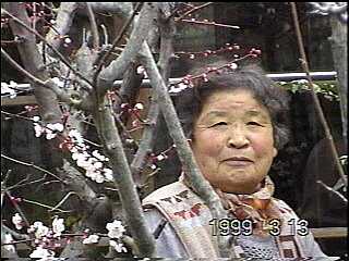 おばあちゃんんの写真１＞＞庭の梅ノ木のしたで、１９９９年３月撮影。